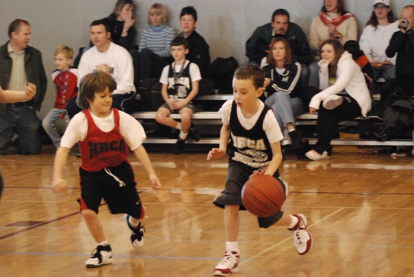юные баскетболисты с мячом