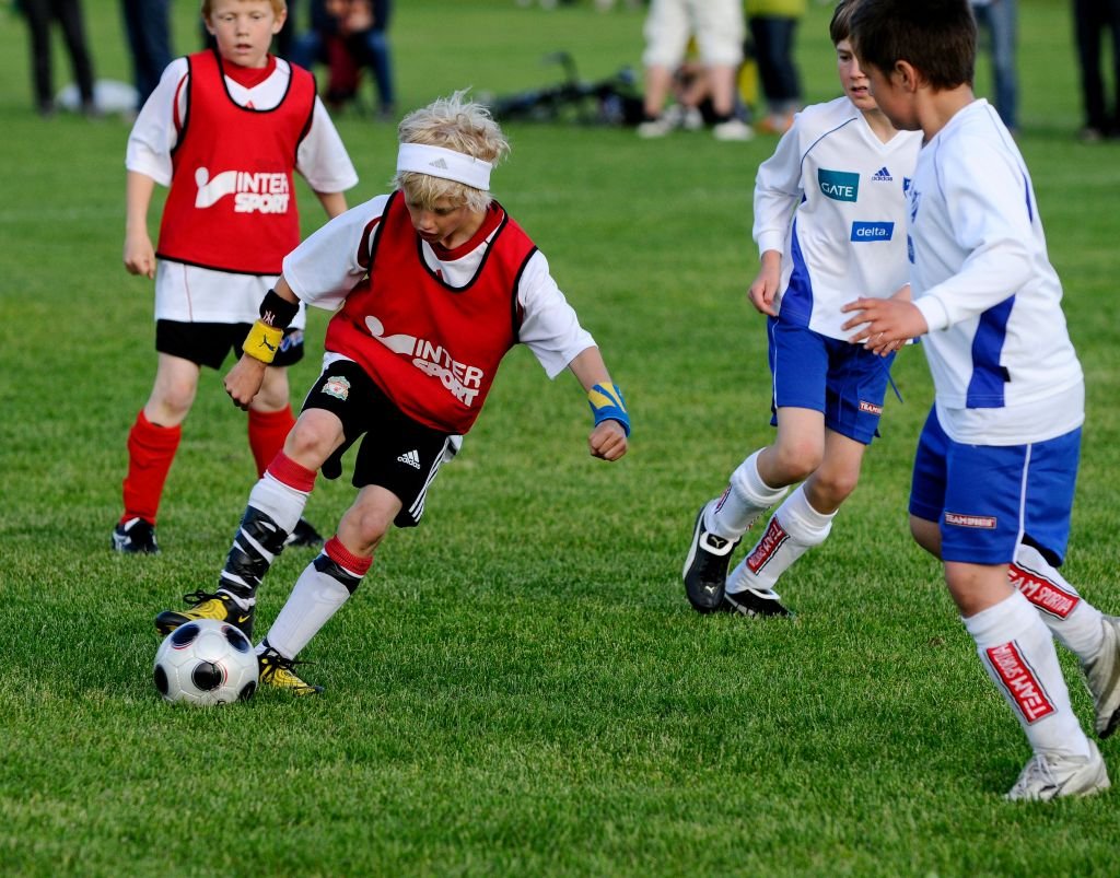 Футбольные матчи детей. Футбол. Дети играющие в футбол. Детский футбол. Игра футбол.